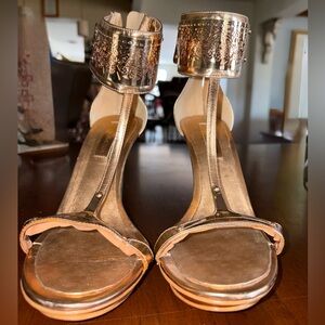 BCBCMAXAZRIA Gold Heels size 8b